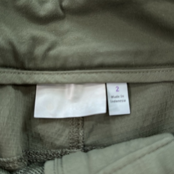 Athleta Trekkie Cargo Short 4" Darker Forest Green | 2 - Picture 4 of 5